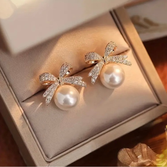 Rhinestone Bowknot & Pearl Earrings - Picture 1 of 3